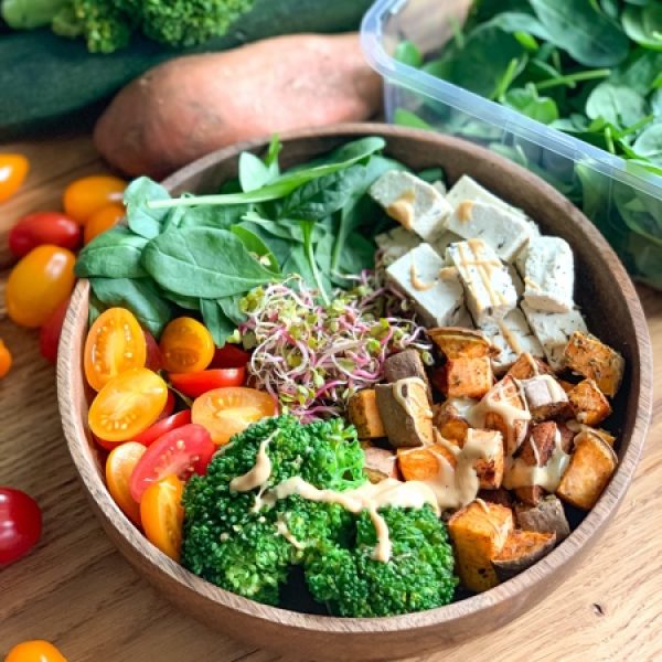 Buddha bowl z pieczonym batatem w sosie orzechowym